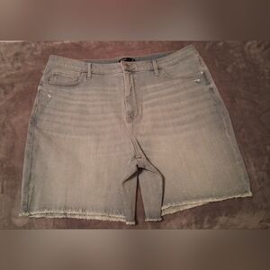 NWOT! Simply Vera Denim Shorts